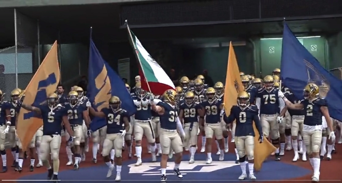 Jugadores de los Pumas CU salieron de los vestidores con banderas de la UNAM y de México para celebrar el aniversario del reciento. Foto @PumasCU_fba