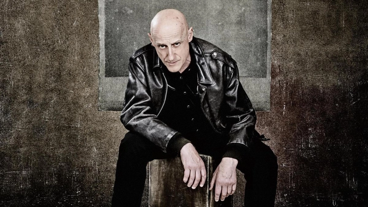 Enérgico y potente como cantante y guitarrista, Martínez era conocido además por su estilo directo y divertido en entrevistas.