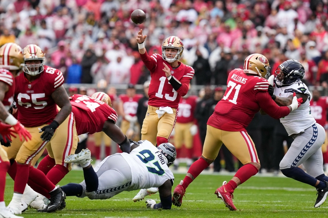 Pese a su novatez, Brock Purdy (13) fue preciso en cada uno de sus pases para llevar a los ‘Niners’ a la siguiente fase. Foto Ap 