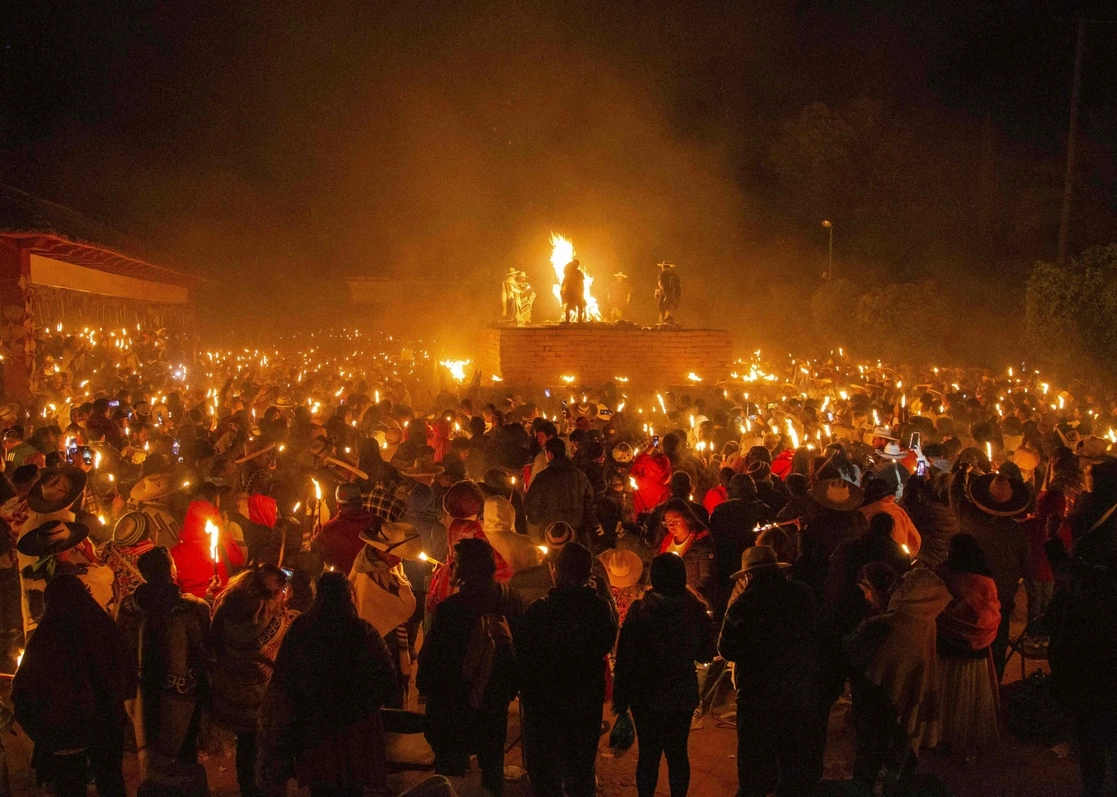 Con la ceremonia del fuego Nuevo, comunidades michoacanas de la Meseta, ribera del lago de Pátzcuaro, la Cañada de los once Pueblos y de la sierra celebran desde 1983 en la noche del primero al 2 de febrero el año Nuevo. Foto Afp