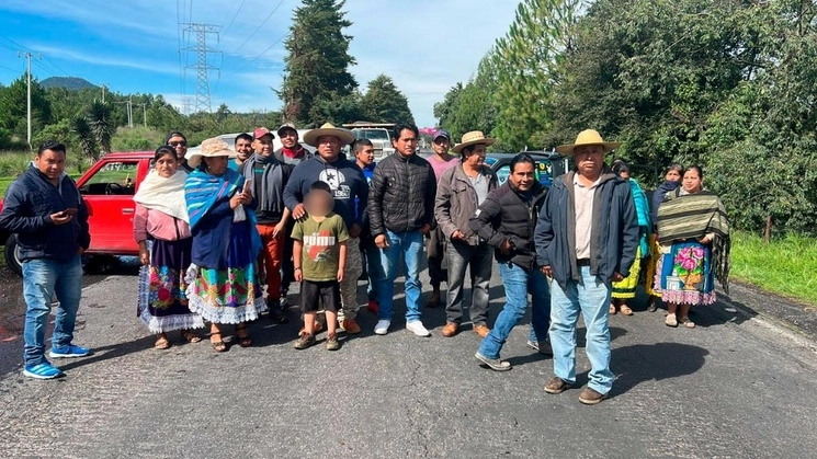 Habitantes de pueblos originarios de Michoacán realizaron múltiples bloqueos en las principales carreteras de la región purépecha para exigir obras públicas e infraestructura en sus comunidades. En la imagen, cierre en la carretera Paracho-Uruapan, la cual fue liberada cerca de las 16 horas. Foto tomada de la cuenta de Facebook del Consejo Supremo Indígena de Michoacán 