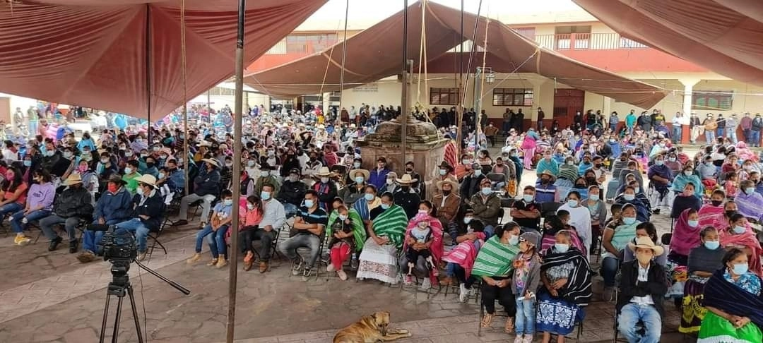 Habitantes de a comunidad de Turícuaro, Michoacán durante la consulta directa para decidir el autogobierno. Foto Consejo Supremo Indígena de Michoacán / Archivo