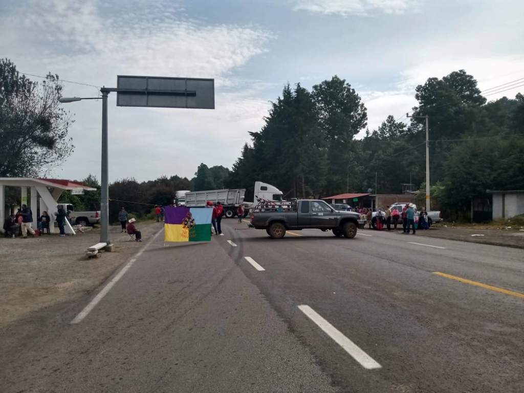 Comunidades indígenas de Michoacán bloquearon diversos puntos del estado para exigir respeto para los pueblos indígenas. Foto La Jornada
