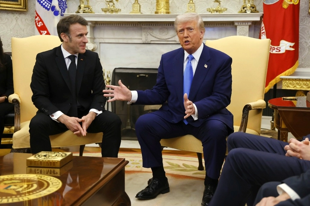 El presidente Donald Trump habla durante una reunión con el presidente de Francia, Emmanuel Macron, en la Oficina Oval de la Casa Blanca en Washington, el lunes 24 de febrero de 2025. Foto Ap