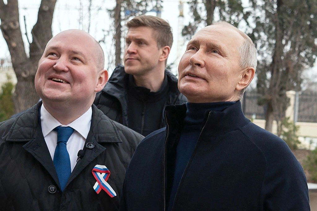 El jefe del Kremlin asistió ayer a la inauguración de una escuela de artes para niños en esa región del mar Negro, un día después de que la Corte Penal Internacional emitió una orden de captura en su contra por crímenes de guerra en Ucrania por la deportación ilegal de niños en zonas ocupadas desde febrero de 2022. Foto Afp