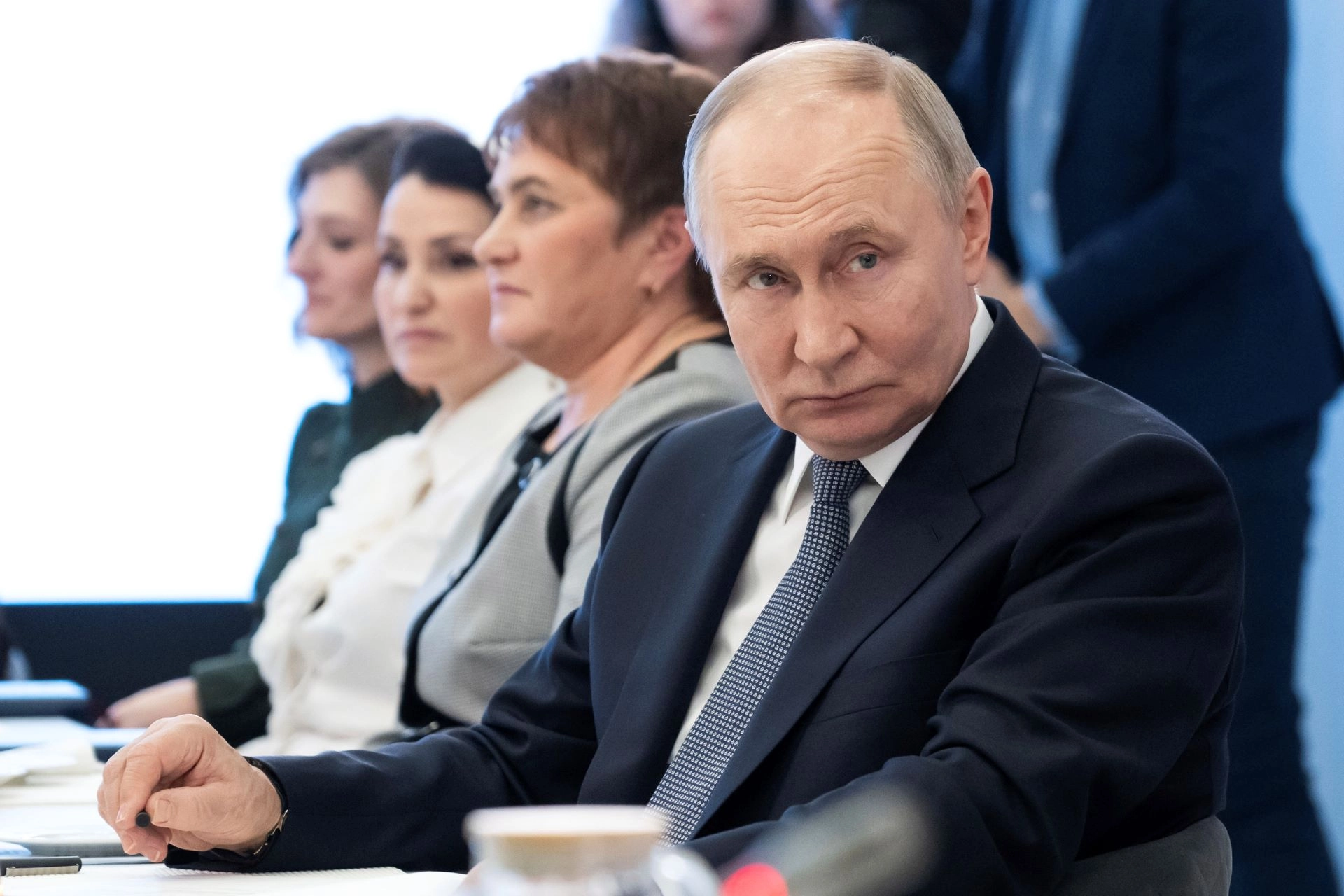 El presidente ruso, Vladimir Putin, asiste a una reunión con trabajadores y pupilos de la Fundación Defensores de la Patria en Moscú, Rusia, el jueves 6 de marzo de 2025. Foto