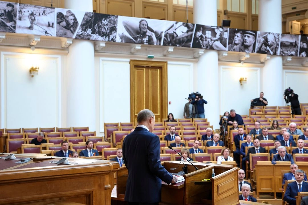 En esta foto difundida por la agencia estatal rusa Sputnik, el presidente ruso, Vladimir Putin, pronuncia un discurso durante una reunión del Consejo de Legisladores en San Petersburgo el 28 de abril de 2025.  Foto