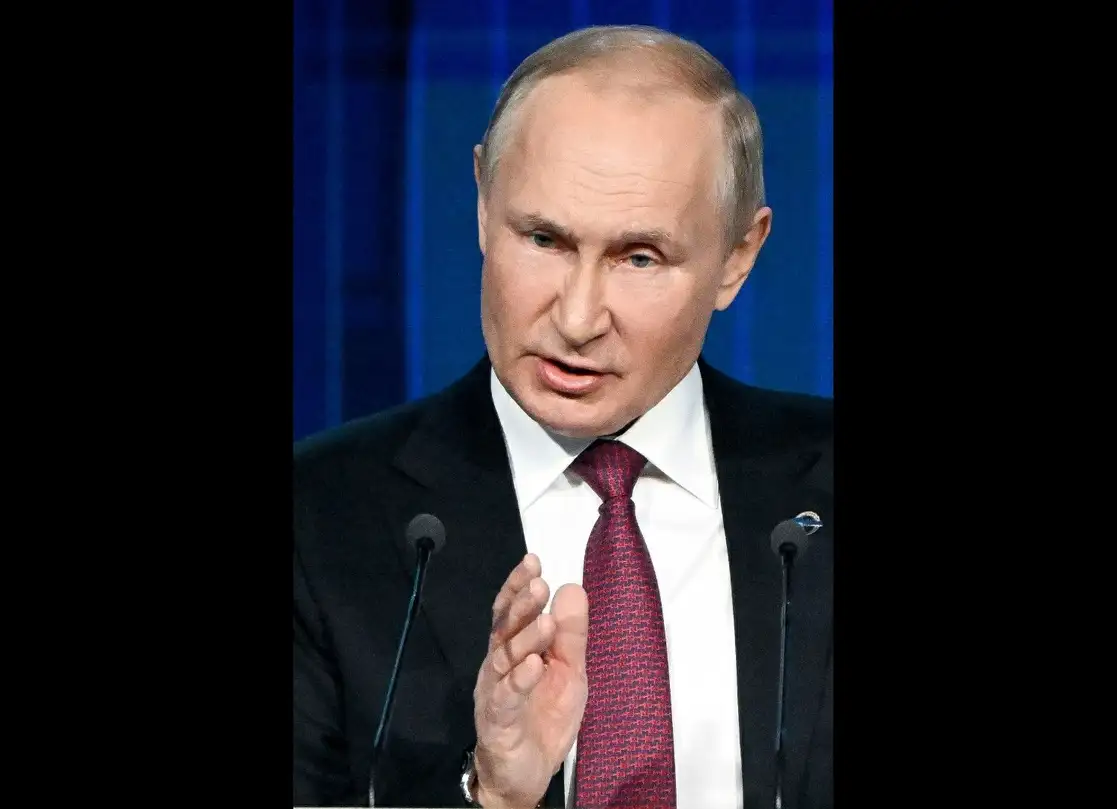 El jefe del Kremlin calificó de "primitivo el chantaje nuclear con el que Occidente presiona a amigos de Rusia, toda vez que nosotros nunca hemos amenazado con usar armamento atómico". Foto Ap