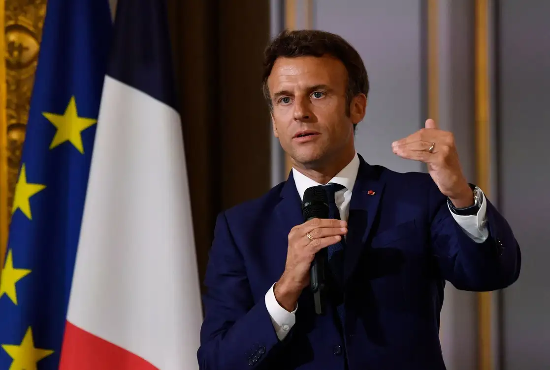 El presidente francés, Emmanuel Macron, aseguró sobre Rusia que "sigue siendo un gran pueblo", pero Putin "se ha aislado". Aislarse es una cosa, pero saber salir de ello es un camino difícil". En la imagen, durante un discurso en el Palacio del Elíseo en París, el 3 de junio de 2022. Foto Afp