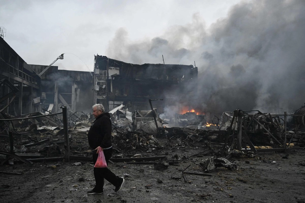 Un almacén de alimentos alcanzado por un ataque con misiles rusos en Kiev, en medio de la invasión rusa de Ucrania, el 25 de octubre de 2024.