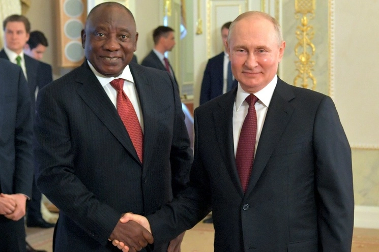El presidente sudafricano, Cyril Ramaphosa, y el líder ruso, Vladimir Putin, en la reunión con líderes de países africanos en San Petersburgo. Foto RIA Novosti vía Ap 