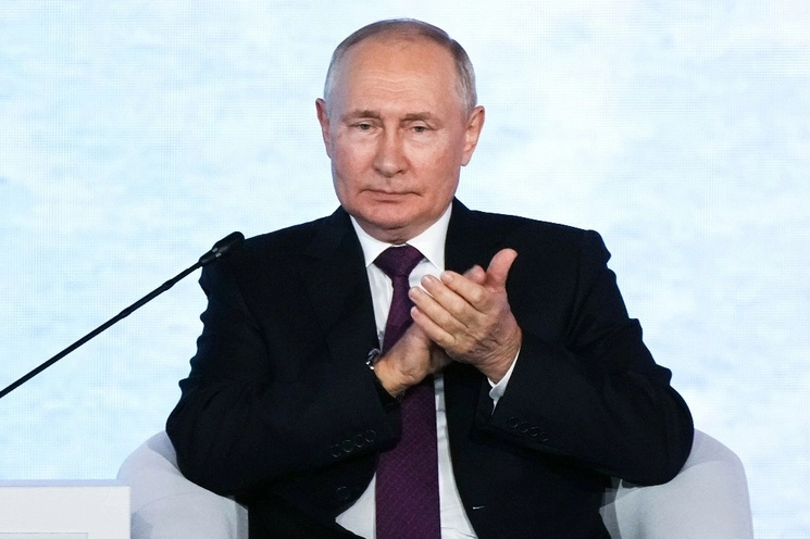El presidente ruso, Vladimir Putin, acusó al Comité Olímpico Internacional de politizar el deporte, mientras sopesa una decisión sobre la participación de atletas rusos en los Juegos del próximo año en París. Foto Roscongress Foundation vía Ap / Archivo