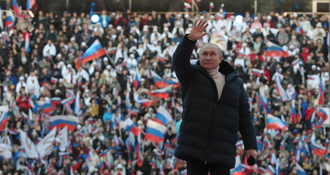 El presidente de Rusia se presentó ayer en un estadio de Moscú, en lo que fue su primera aparición desde que empezó el ataque a Ucrania. "Hombro con hombro, ellos se ayudan mutuamente", celebró el mandatario durante el acto, transmitido en cadena nacional. Foto Afp