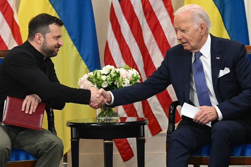 Volodymir Zelensky, presidente de Ucrania junto a su homólogo estadunidense, Joe Biden. Foto Afp