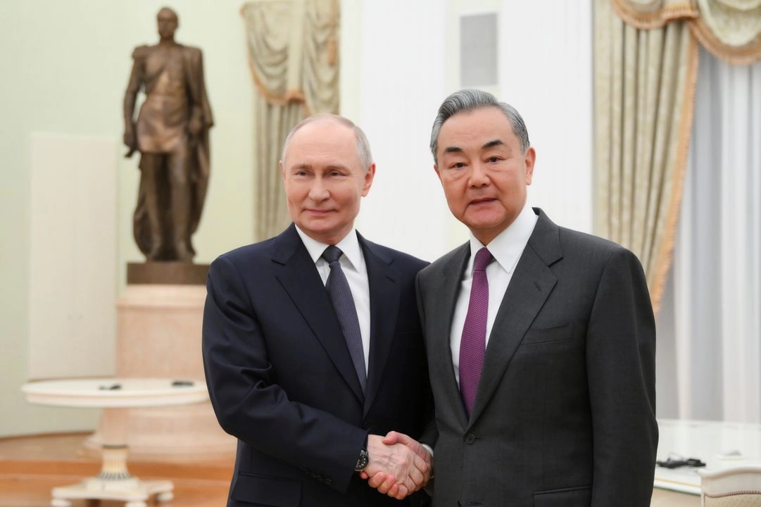 El presidente ruso, Vladimir Putin, y el ministro de Relaciones Exteriores de China, Wang Yi, se estrechan la mano durante su reunión en el Kremlin en Moscú, Rusia, el 1 de abril de 2025.