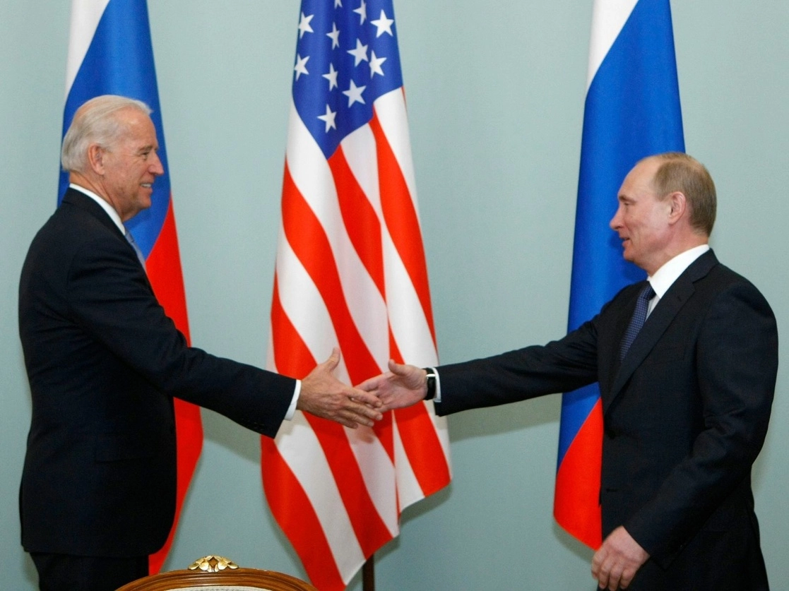 El entonces vicepresidente estadunidense, Joe Biden, y el primer ministro ruso, Vladimir Putin, en Moscú, Rusia, el 10 de marzo de 2011. Foto Ap