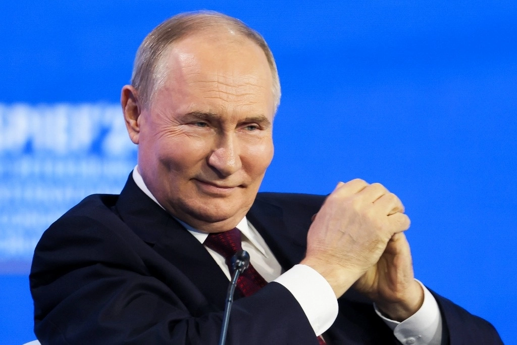 El presidente ruso, Vladimir Putin, asiste a una sesión plenaria del Foro Económico Internacional de San Petersburgo. Foto Ap