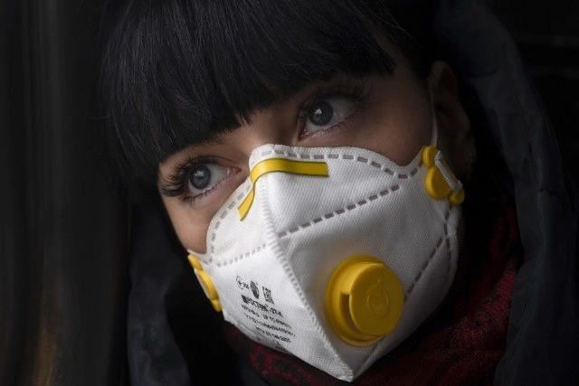 Una mujer con un cubrebocas contra el coronavirus en un tren suburbano cerca de Moscú, Rusia. 