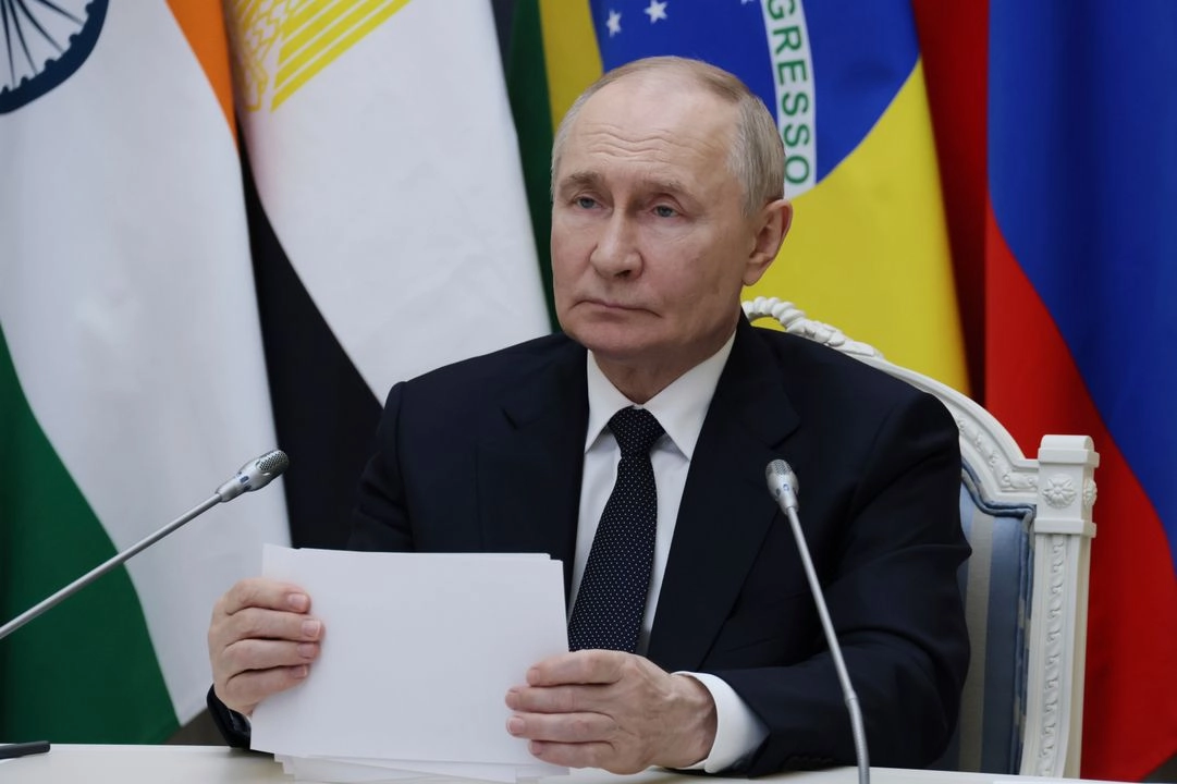 El presidente ruso, Vladímir Putin, habla en la cumbre BRICS en Río por videoconferencia desde el Kremlin en Moscú, el domingo 6 de julio de 2025. Foto 