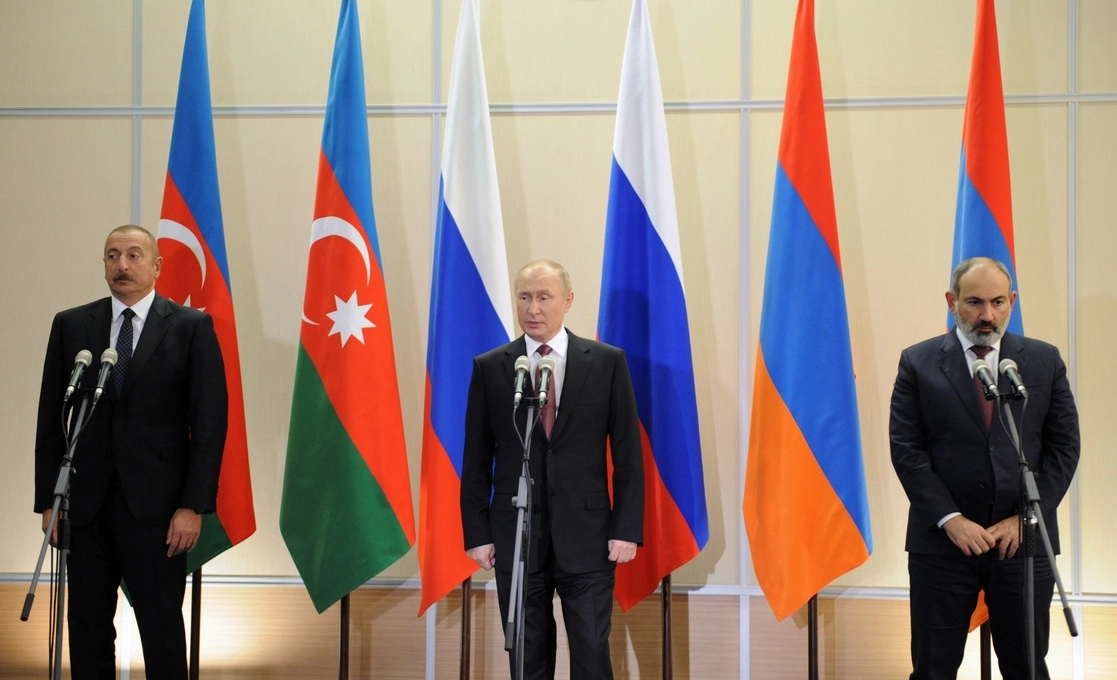 El presidente de Rusia, Vladimir Putin, en medio del primer ministro de Armenia, Nikol Pashinian (derecha) y el mandatario de Azerbaiyán, Ilham Aliyev, en Sochi, Rusia, el 26 de noviembre de 2021. Foto Ap