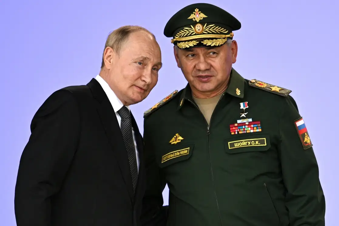 El presidente ruso, Vladimir Putin, y el ministro de Defensa, Serguei Shoigu, ayer en la inauguración del Foro Internacional Ejército-2022, la mayor feria anual de la industria militar del país. Foto Ap