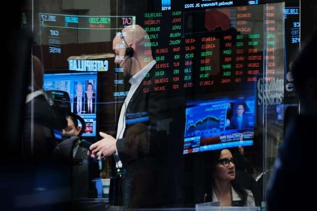 Personal de la Bolsa de Nueva York el pasado 28 de febrero de 2022. Foto Afp