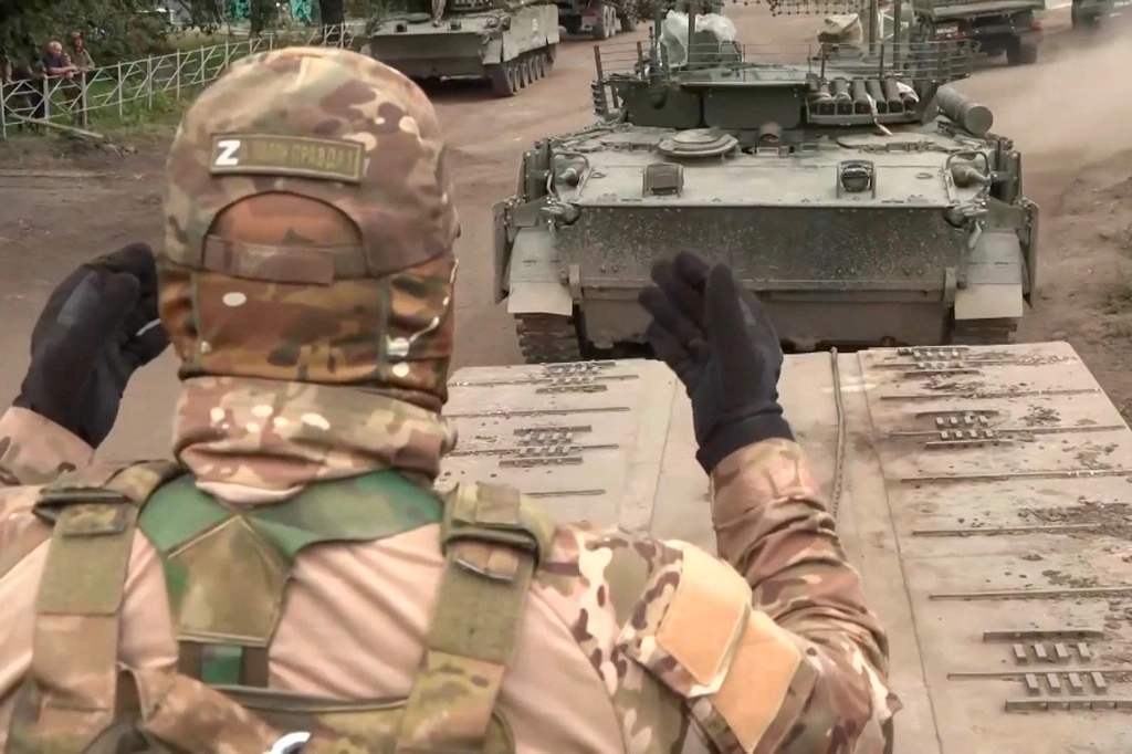 Esta foto, tomada de un video publicado por el servicio de prensa del Ministerio de Defensa de Rusia el lunes 12 de agosto de 2024, muestra un vehículo militar ruso subiendo a una plataforma baja para su traslado a la región de Kursk. Foto Ap
