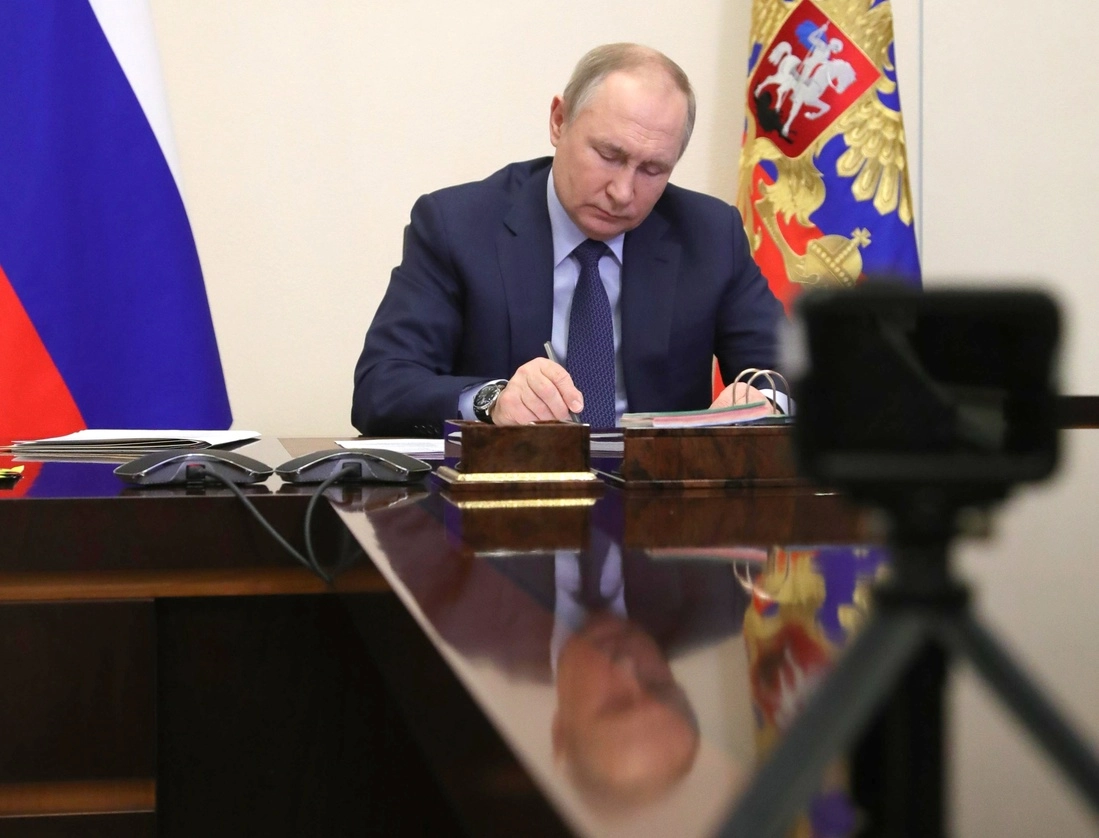 Vladimir Putin, presidente de Rusia firmó una ley que castiga con prisión la "información falsa" sobre las acciones rusas en el extranjero. Foto Ap 
