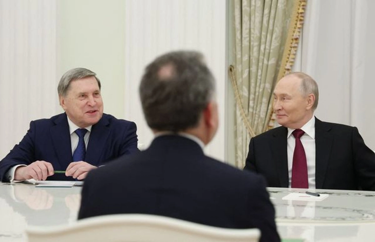 El presidente de Rusia, Vladimir Putin (der) y el asesor del Kremlin, Yuri Ushakov (izq) durante el encuentro con el enviado especial de Estados Unidos, Steve Witkoff, en el Kremlin. Foto 