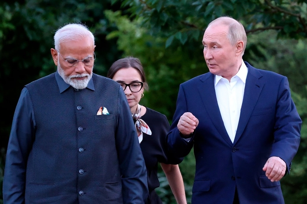 El primer ministro indio Narendra Modi (izq.) y el presidente ruso Vladimir Putin caminan durante una reunión informal en la residencia Novo-Ogaryovo, en las afueras de Moscú, Rusia, el 8 de julio de 2024. Foto Sergei Karpukhin, Sputnik, Kremlin Pool Photo vía Ap