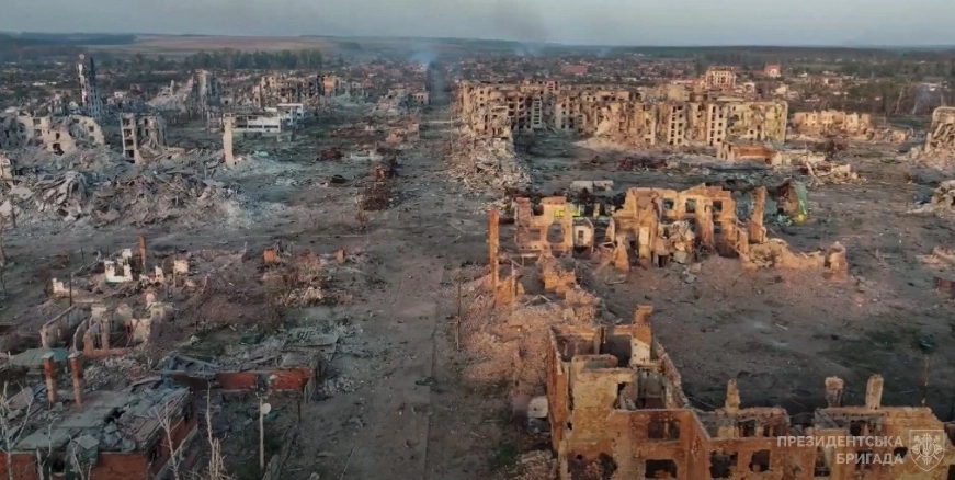 Esta reciente fotografía sin fecha, publicada por la Brigada Presidencial de las Fuerzas Armadas de Ucrania el 5 de septiembre de 2024, muestra las ruinas de la ciudad ucraniana de Vovchansk, en la región de Kharkiv, ubicada aproximadamente a cinco kilómetros de la frontera estatal con Rusia. 