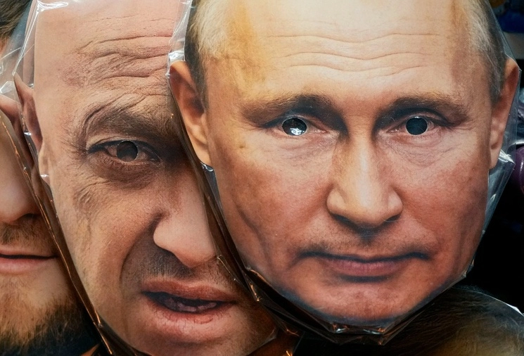 Máscaras que representan al presidente ruso, Vladimir Putin (derecha), y al propietario de la compañía militar privada Wagner, Yevgueny Prigozhin, se exhiben a la venta en una tienda de souvenirs, en San Petersburgo, Rusia. Foto Ap / Archivo