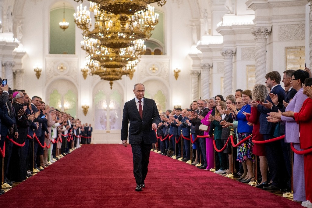 Putin takes office for his fifth presidential term
