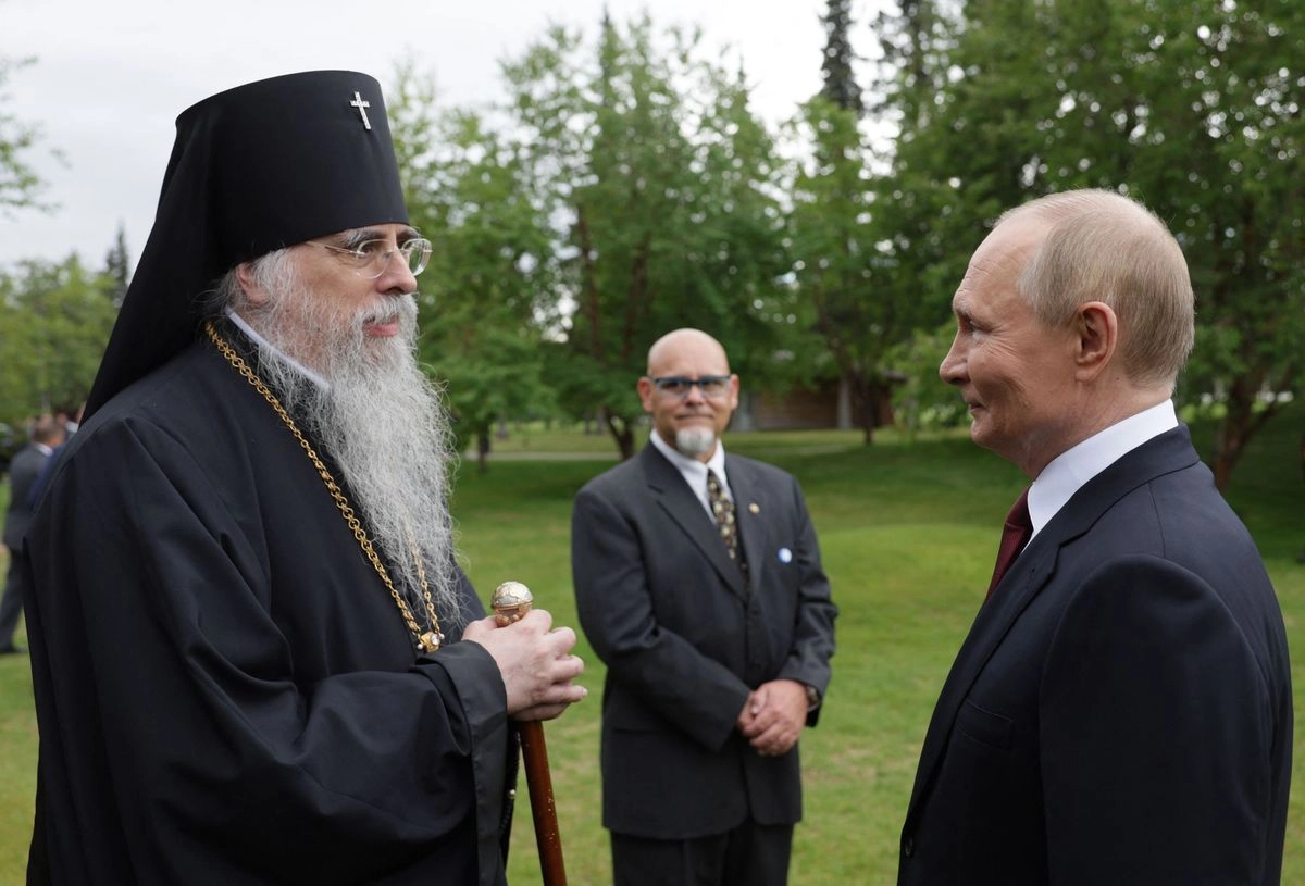 Durante su visita a Alaska, el presidente ruso, Vladímir Putin, conversó con el obispo Alexis, sacerdote ortodoxo estadunidense, y le regaló dos iconos religiosos, uno de ellos que representa al santo Germán de Alaska. Foto