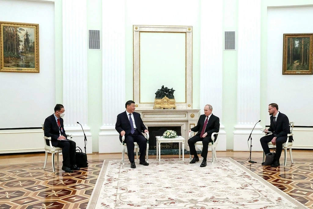 Los presidentes de China, Xi Jinping, y de Rusia, Vladimir Putin (ambos al centro), durante su encuentro ayer en un salón del Kremlin, en Moscú. Foto Ap / Prensa de la Presidencia rusa 