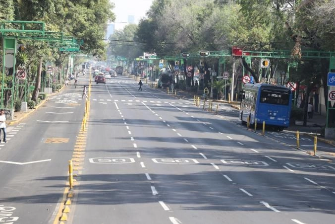 El Eje Central, a la altura de la colonia Doctores, luce semivacío, a unas horas de que inicie la Jornada Nacional de Sana Distancia, implementada por la Secretaría de Salud. Foto María Luisa Severiano