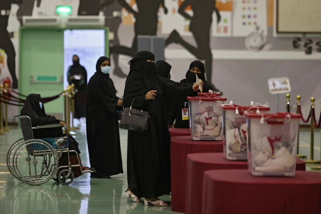 Una mujer qatarí emite su voto en un colegio electoral en la ciudad costera de Fuwayrit. Foto Afp
