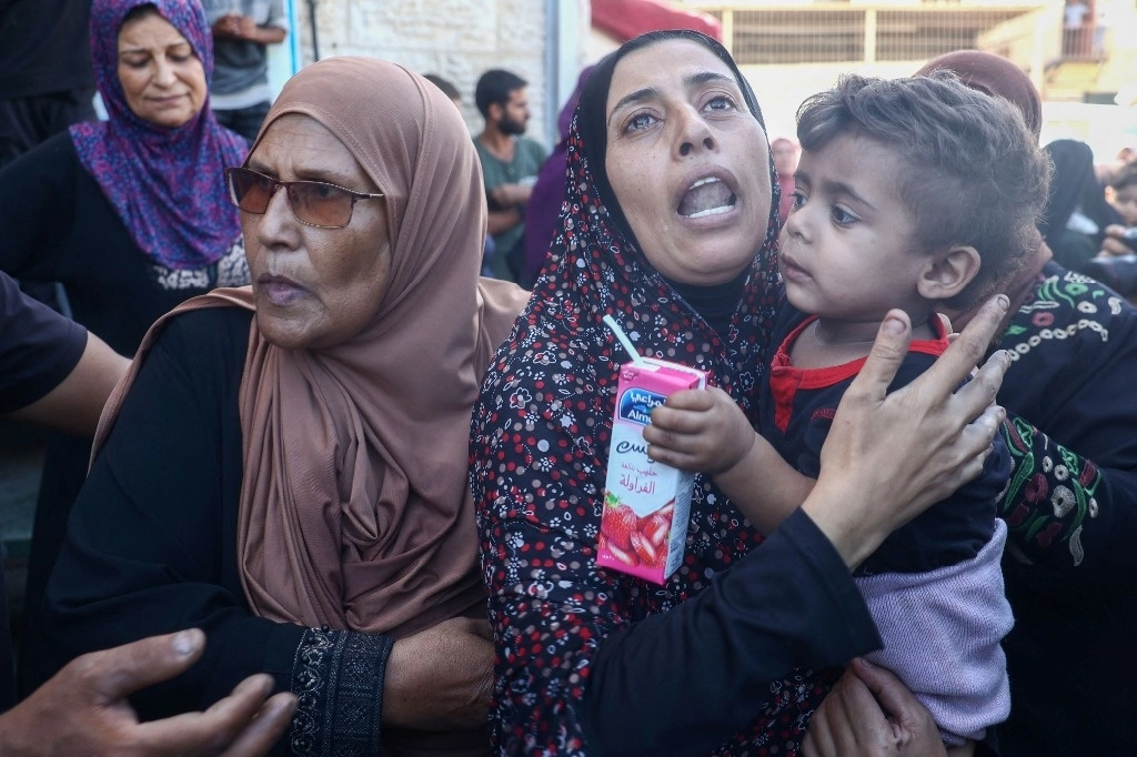 Familiares de víctimas de bombardeos de Israel sobre el campo de refugiados de Deir Balah, en Gaza. Foto Afp 