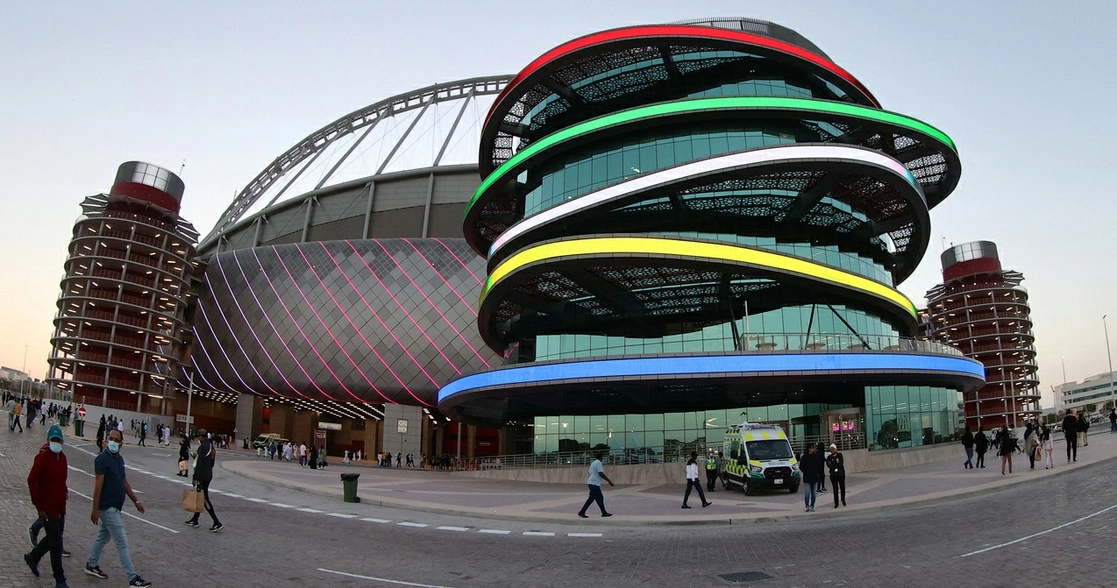 El Museo Olímpico y Deportivo de Qatar tiene una superficie de 19 mil metros cuadrados y está situado junto a uno de los estadios que albergarán partidos del Mundial. Foto Afp