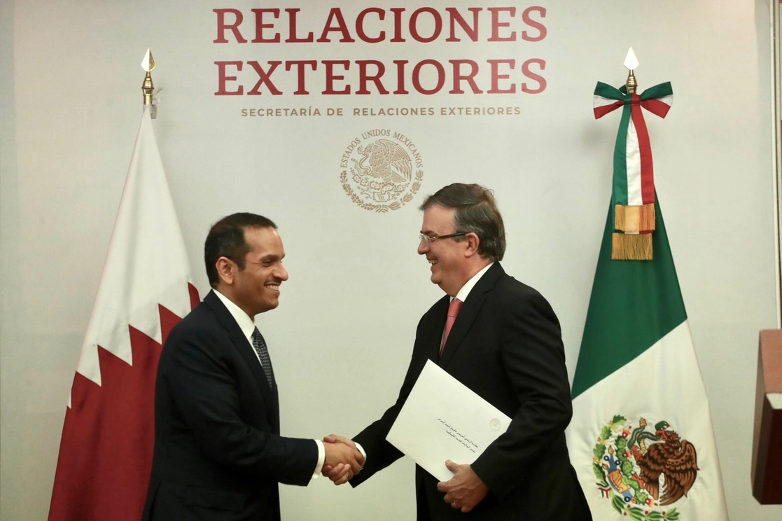 El viceprimer ministro de Qatar, el jeque Mohammed Bin Abdulrahman Al Thani y el secretario de Relaciones Exteriores, Marcelo Ebrard, durante conferencia de prensa para anunciar la invitación al mundial de futbol al presidente López Obrador, el 26 de julio de 2022. Foto Luis Castillo