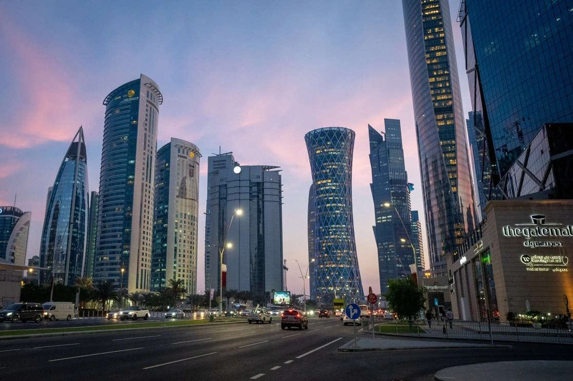 Qatar cuenta con más de 50 mil soldados y policías, pero llamará a miles de agentes de seguridad para los estadios y a fuerzas extranjeras para controlar las calles. La imagen, en Doha. Foto Ap / Archivo