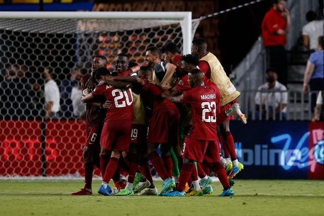 Jugadores de Qatar festejan una anotación durante el encuentro. Foto Afp