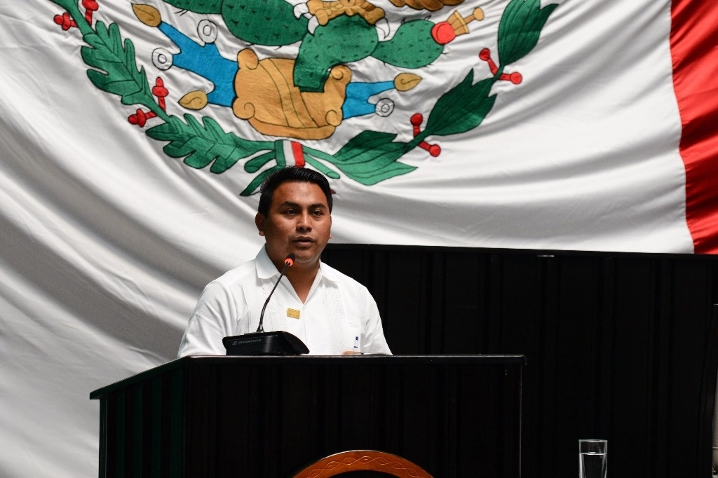  Manuel Santiago Tun Cen, coordinador de campaña de Alberto Batun Chulim, candidato a diputado local por el distrito 1 de Quintana Roo, aparece durante una intervención hace siete años en el Congreso estatal cuando fue congresista juvenil por el distrito 7. Foto ‘La Jornada’