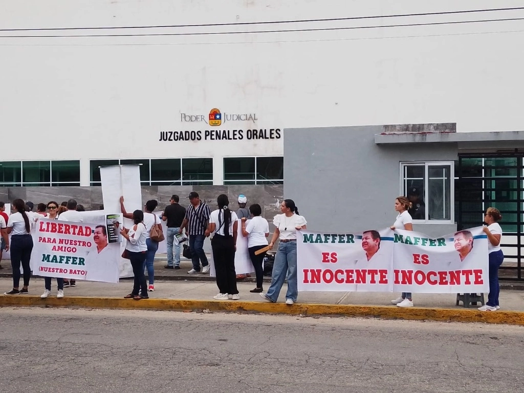 Familiares y amigos de Salomón Alfonso Muñoz claman su inocencia en las inmediaciones del edificio de los juzgados orales. Foto Patricia Vázquez