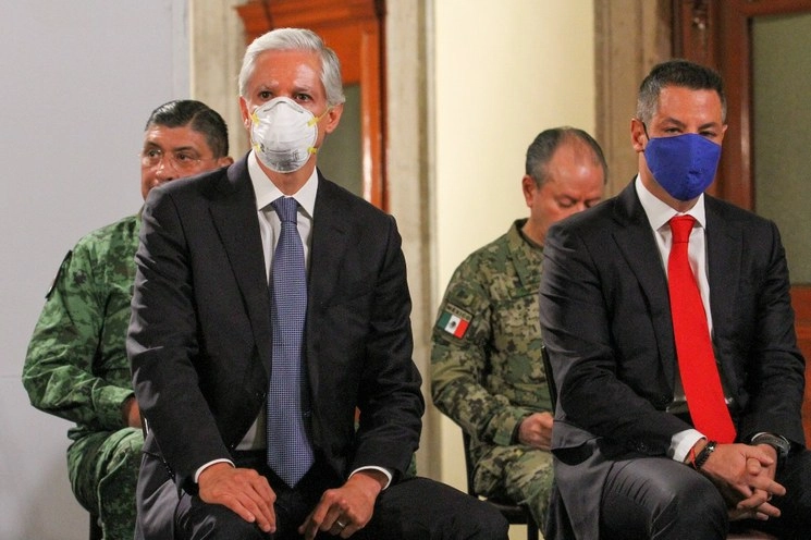 Los gobernadores del estado de México y Oaxaca, Alfredo del Mazo y Alejandro Murat, respectivamente, en la conferencia de prensa del presidente López Obrador. Foto Notimex 