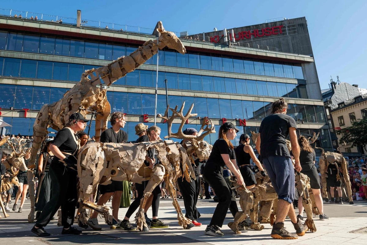 Los animales de marionetas a tamaño real del proyecto artístico «The Herds» son presentados por artistas en el centro de Estocolmo el 25 de julio de 2025. Foto