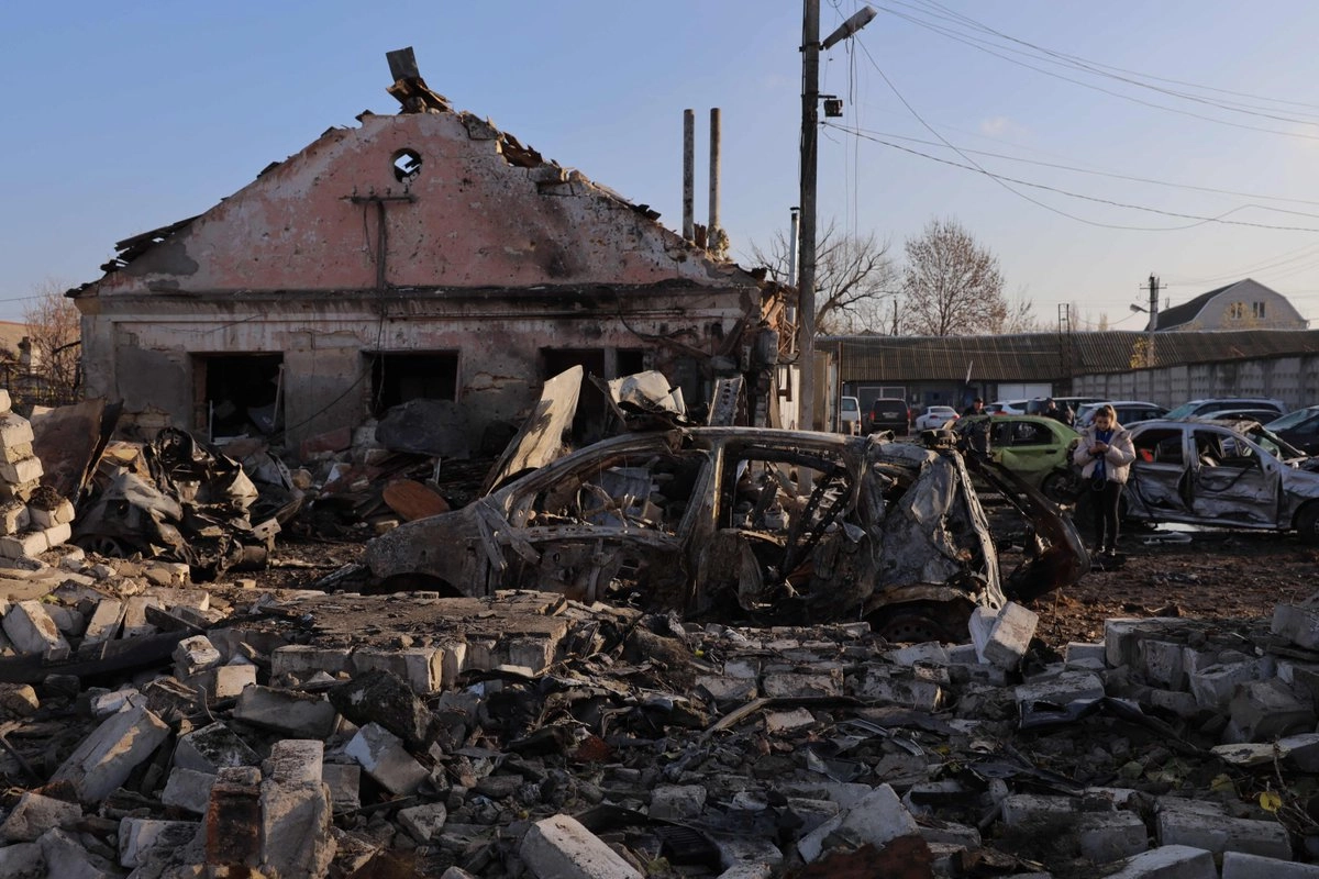Vehículos destruidos tras un ataque en Odesa, el 21 de noviembre de 2025. Foto 