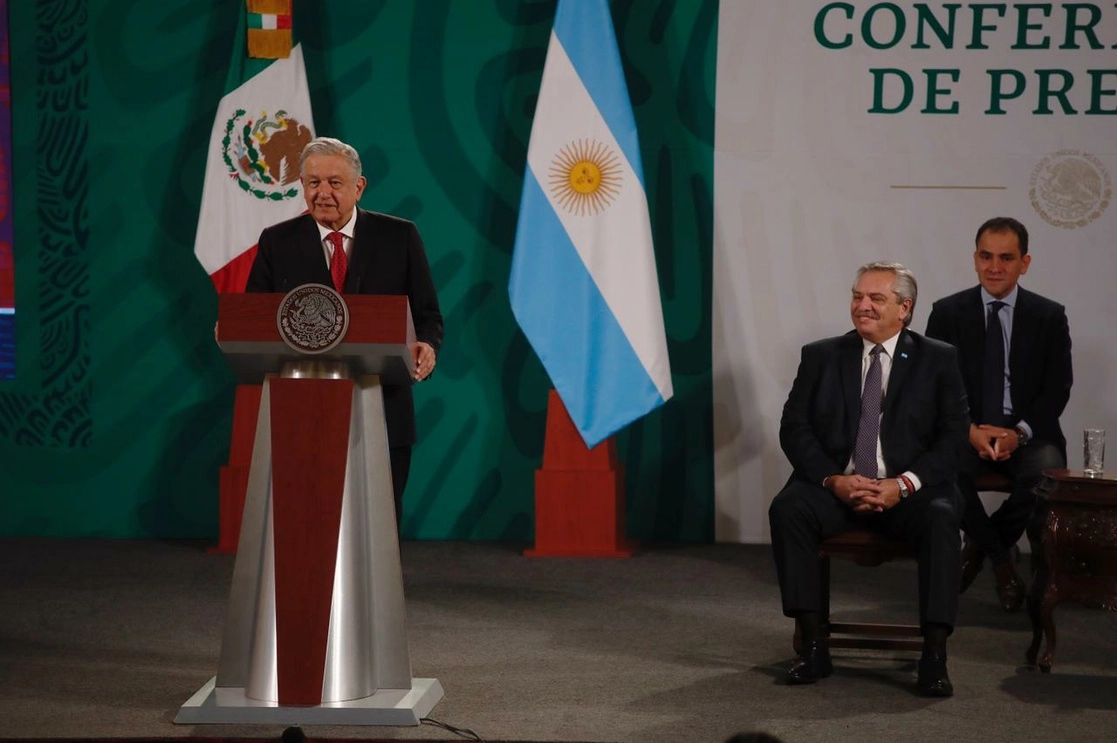 El presidente Andrés Manuel López Obrador y su homólogo argentino Alberto Fernández, en la conferencia matutina del 23 de febrero de 2021. Foto Cristina Rodríguez