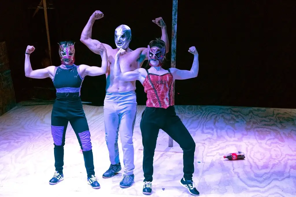 Momentos de la puesta en escena que revive a ‘El enmascarado de plata’, las mujeres vampiro y los muertos vivientes de los años 60. Foto María Luisa Severiano 