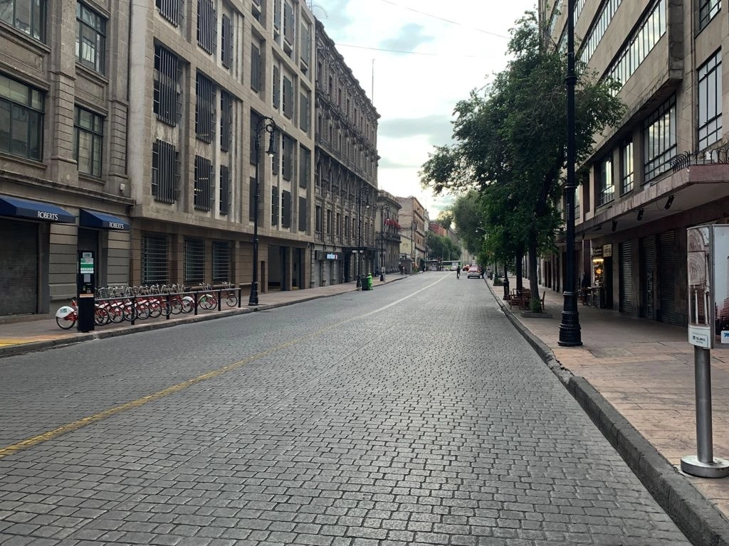 La avenida 5 de mayo luce con tránsito libre, después de que el día de ayer se colocó un plantón del movimiento cannábico en esta zona del Centro Histórico de la Ciudad de México, el 15 de junio de 2021. Foto Pablo Ramos